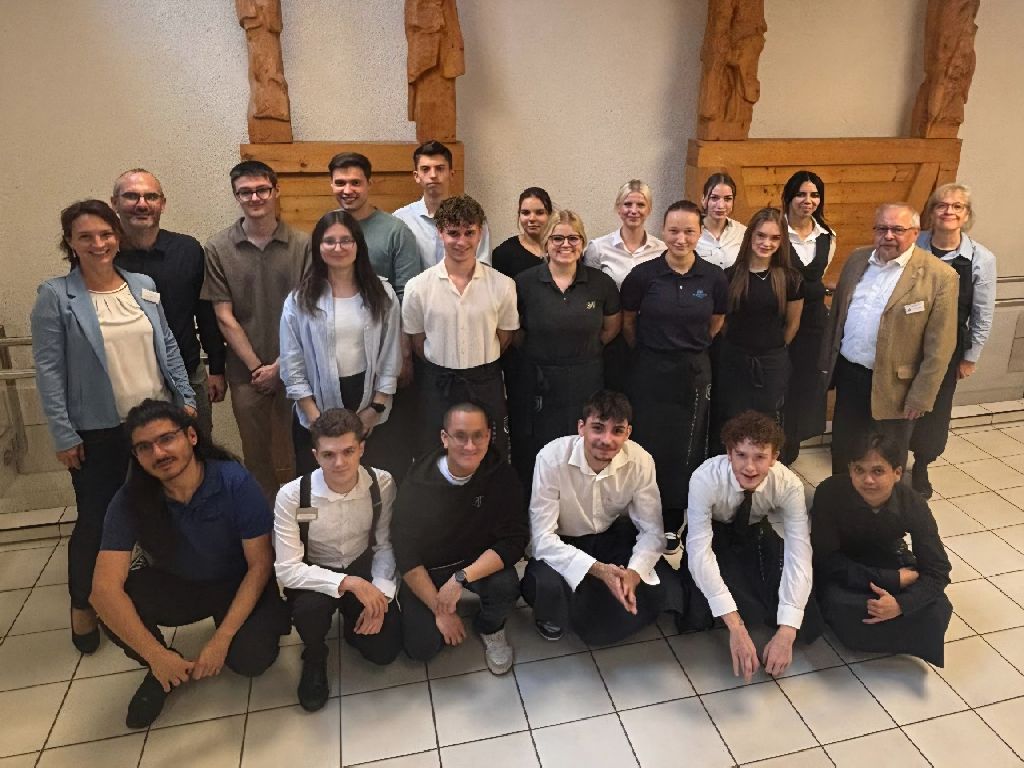 Mehr über den Artikel erfahren Hand in Hand für den guten Zweck: 3 Berufe, 2 Schulen