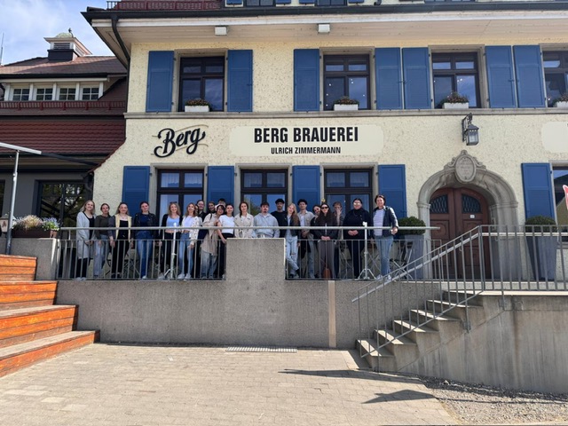 Mehr über den Artikel erfahren Exkursion der Klasse 2HF04 zur Berg Brauerei nach Ehingen